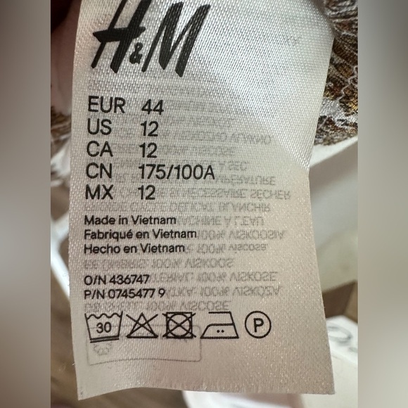 Chic & Elegant H&M Size 12 Dress -Perfect for Effortless Style & Sophistication! - Picture 10 of 11